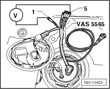 Checking function and voltage supply of the fuel pump, engine code CWVA